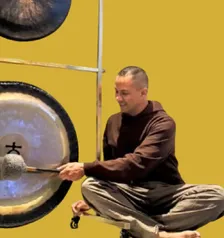 Ernesto Resendiz con los Gongs